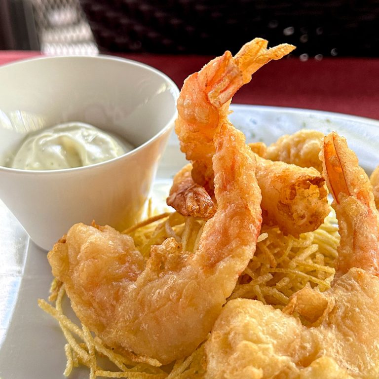 Langostinos crujientes con alioli suave